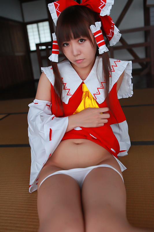 [Cosplay] Reimu Hakurei with dildo and toys - Touhou Project Cosplay